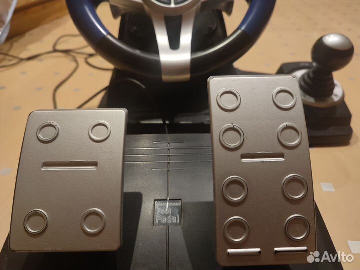 Игровой руль с педалями