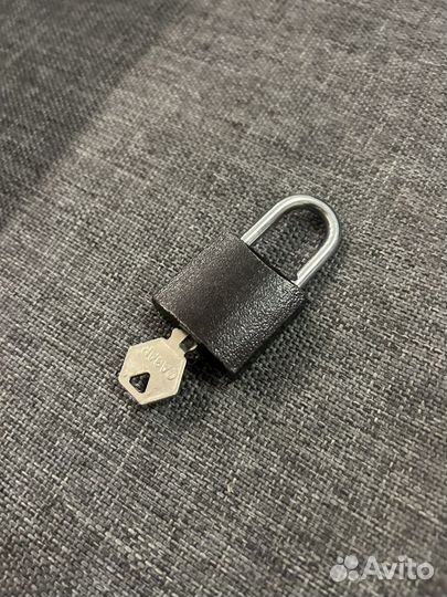 Навесной замок с ключом
