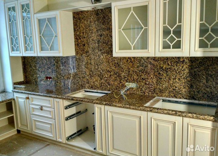 Яркий ресепшн из гранита Титаниум Голд