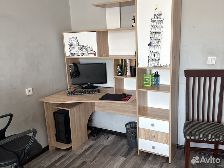 Компьютерный стол со стелажем