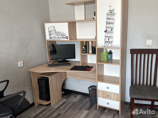 Компьютерный стол со стелажем