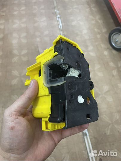 Замок двери задней правой Alfa Romeo Stelvio 949