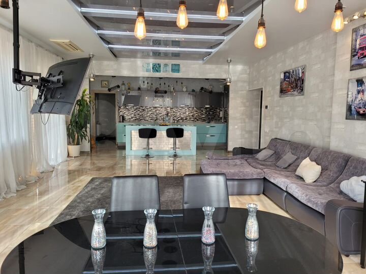 Коттедж 380 м² на участке 10 сот.