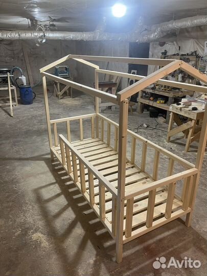 Детская кроватка домик