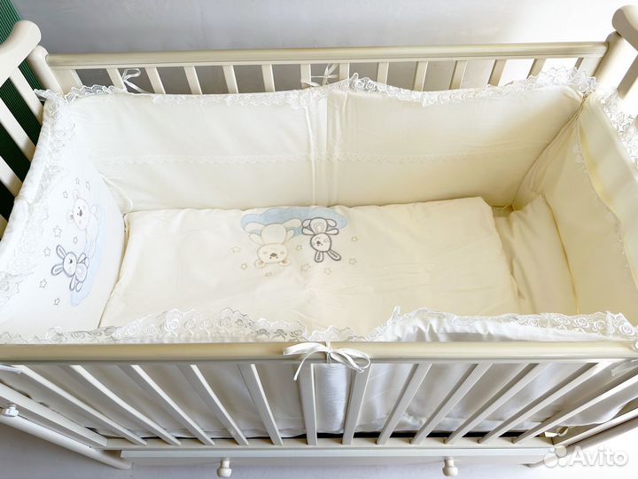 Детская кроватка с маятником, матрасом, постельным