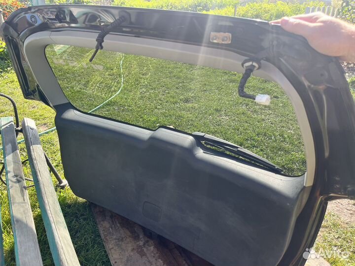 Пятая дверь тойота виш 2003г.в