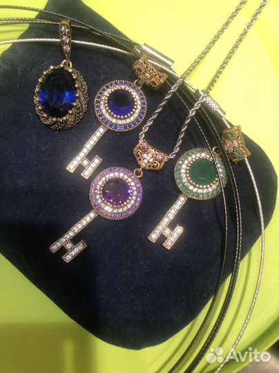 Подвеска ключик серебро с аметистом, изумрудом