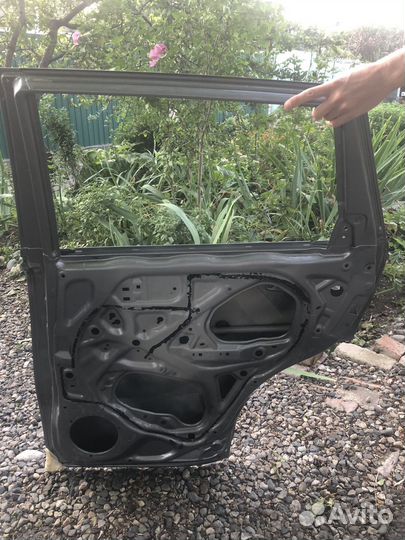 Задняя правая дверь Сузуки Витара