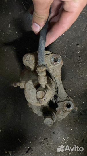 Суппорт задний левый Toyota Camry 30 3.0 2005