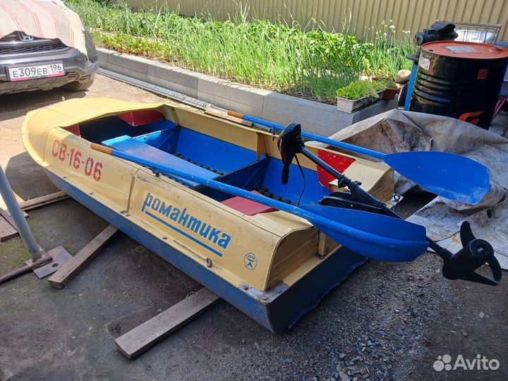 Лодка с мотором и вёслами