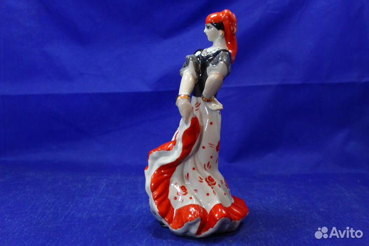 Цыганка в красной с розами юбке фарфор статуэтка