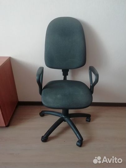 Компьютерный стол, компьютерный стул, тумбочка