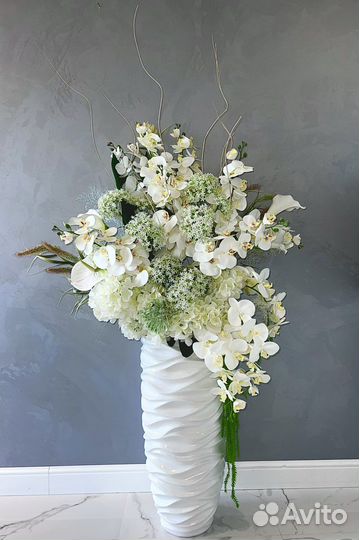 Композиция из искусственных цветов