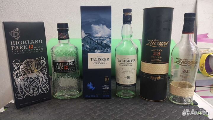 Бутылки и коробки от алкогольных напитков