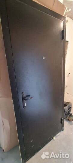Дверь входная металлическая от застройщика