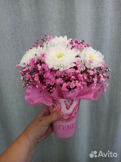 Композиция букет в стаканчике из гипсофилы и цветы