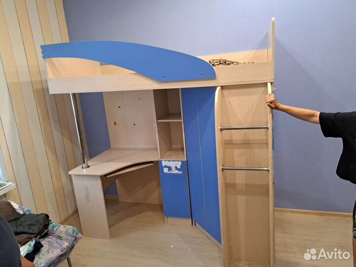 Детская кровать со столом и шкафом