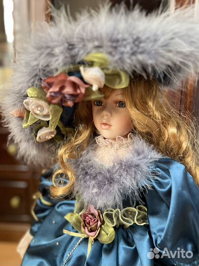 Кукла фарфоровая