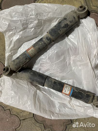 Амартизатор задний на Toyota rav4 2013 года