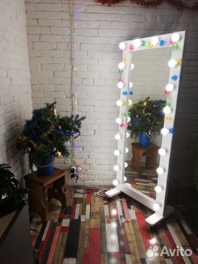 Зеркало с лампочками макияжное