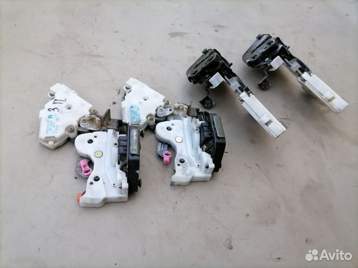 Замок двери задний Nissan Almera N15 1999