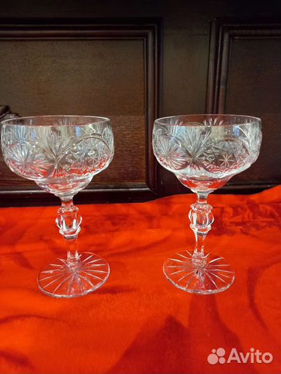 Колекционные вазочки на ножках