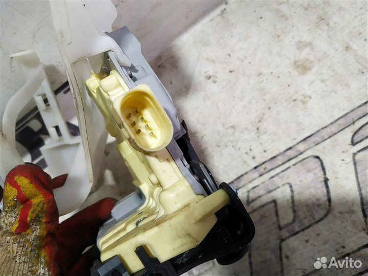 Замок двери задний правый Volkswagen Passat B6 1.8