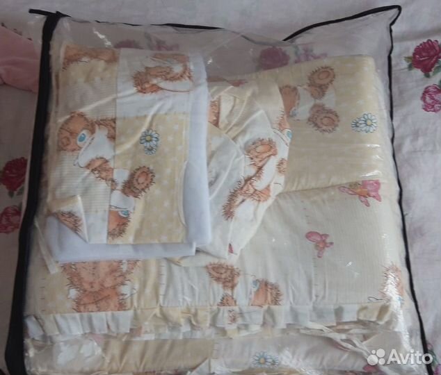 Бортики в кроватку и держатель для болдахина