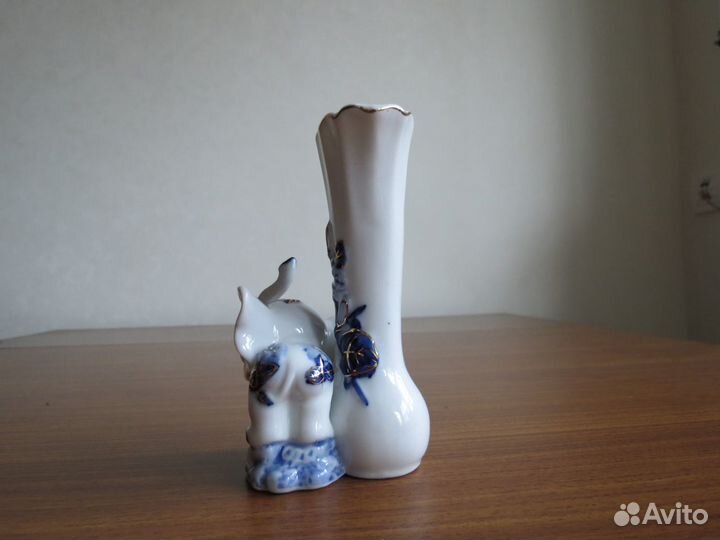 Фарфоровая вазочка со слоником