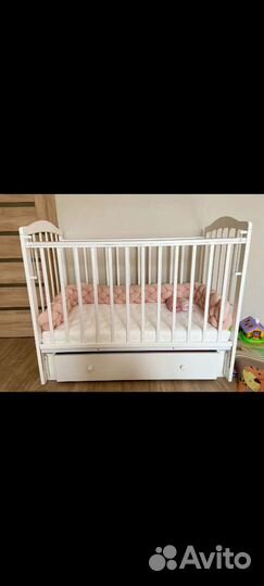 Детская кроватка с маятником и ящиком