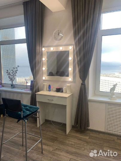 Макияжный столик