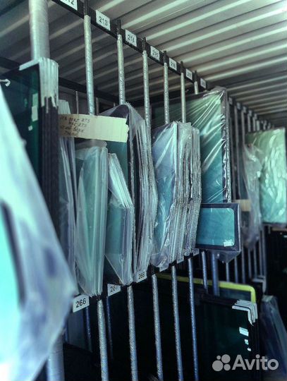 Стекло кузовное маленькое возле стрелы Hitachi