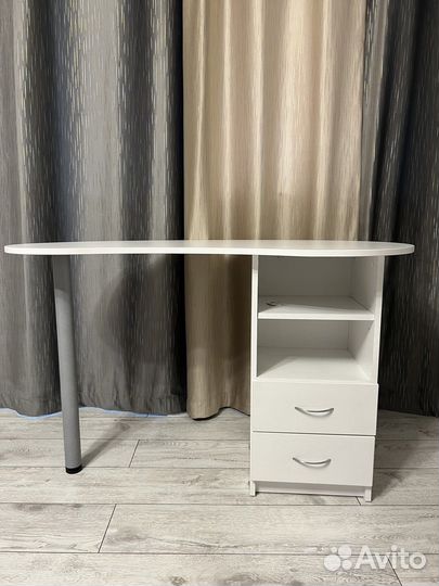 Маникюрный стол