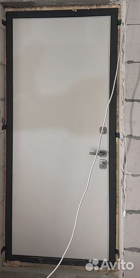 Дверь входная металлическая от застройщика