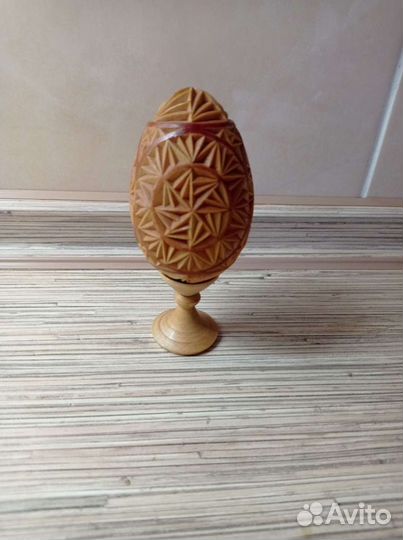Деревянное резное яйцо