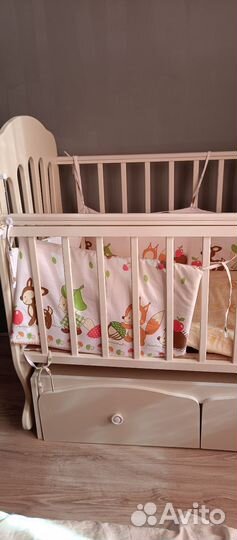 Детская кроватка с маятником