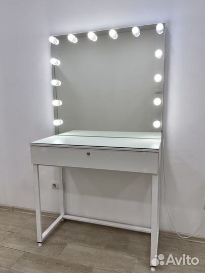 Гримерное зеркало со столом