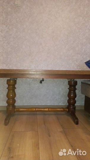 Стол из натурального дерева