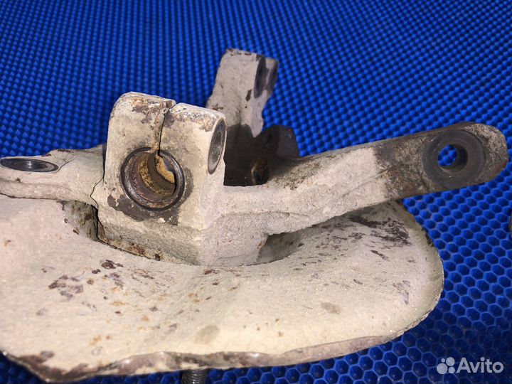 Передний левый поворотный кулак lancer 9