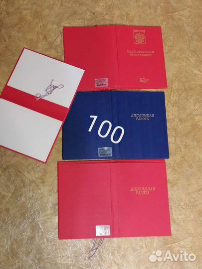 Для хранения пеналы, папки, портфели и прочее