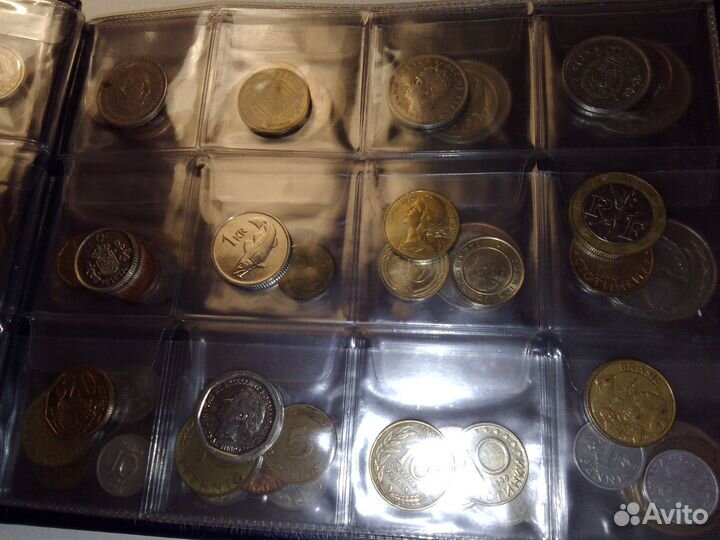 Альбом с различными монетами