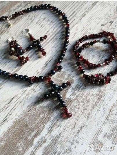 Комплект из черного жемчуга с гранатом