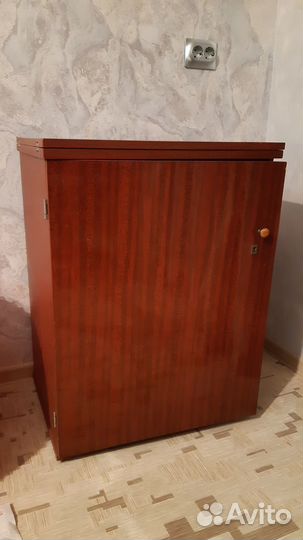 Швейная машина и иглы. Чеховский мебельный комб-т