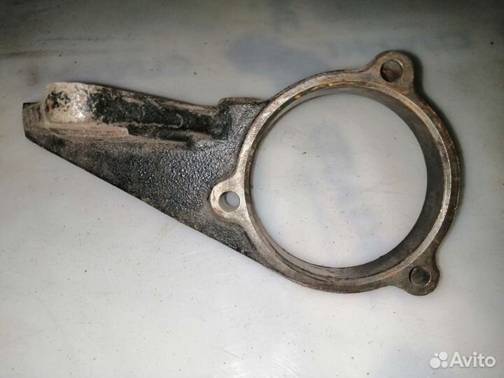 Кронштейн привода правого Nissan Bluebird sr18de