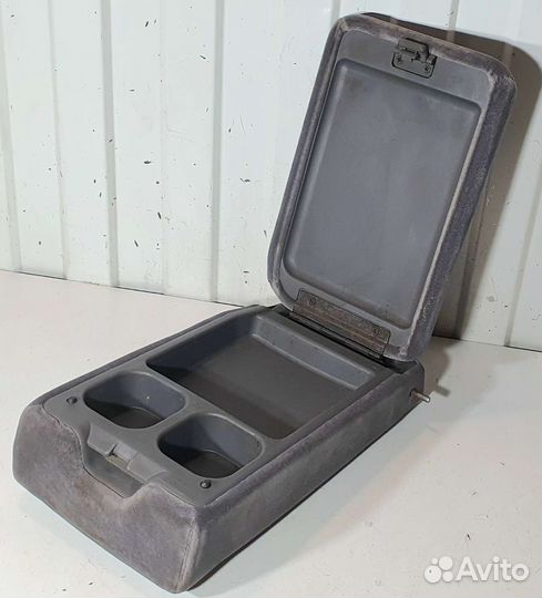 Подлокотник в заднее сиденье Toyota Avensis T220