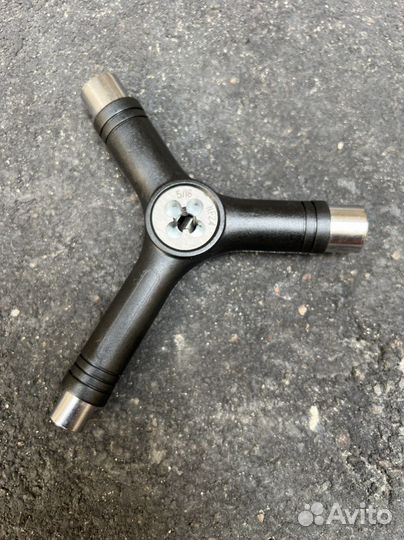 Ключ для скейта черный