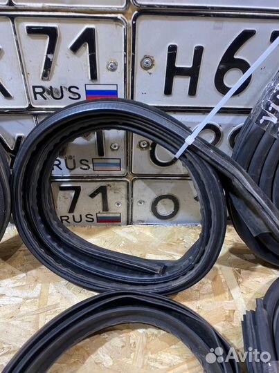 Уплотнитель двери Renault Logan 1.6 2011