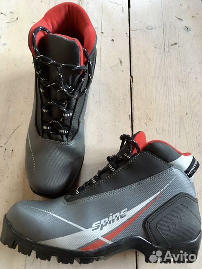 Лыжные ботинки с лыжами