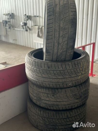 Delinte DS8 285/35 R22 Y