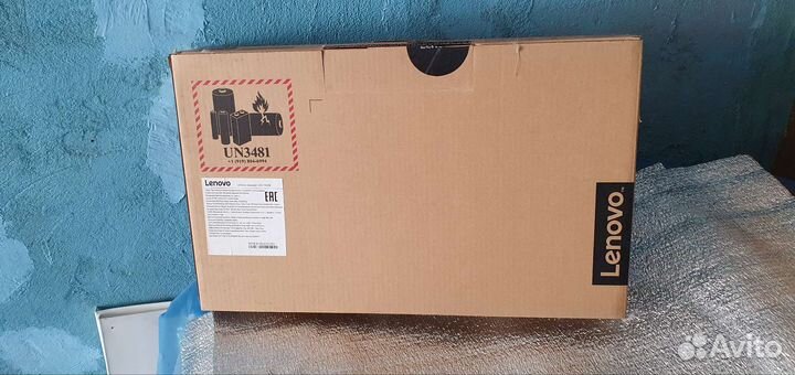 Коробка от ноутбука с документами на ноутбук